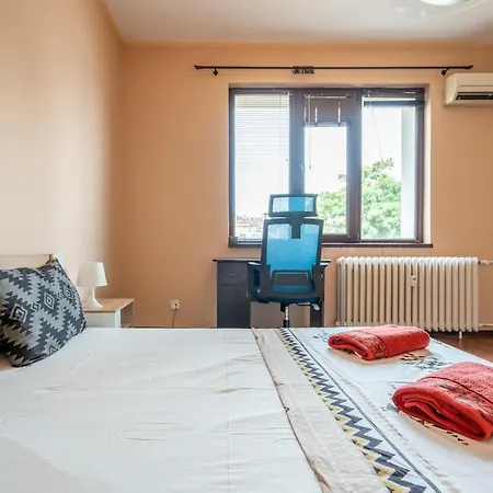 Charming 2Bdr Heart Of Main Street Apartment Sofia Exterior photo