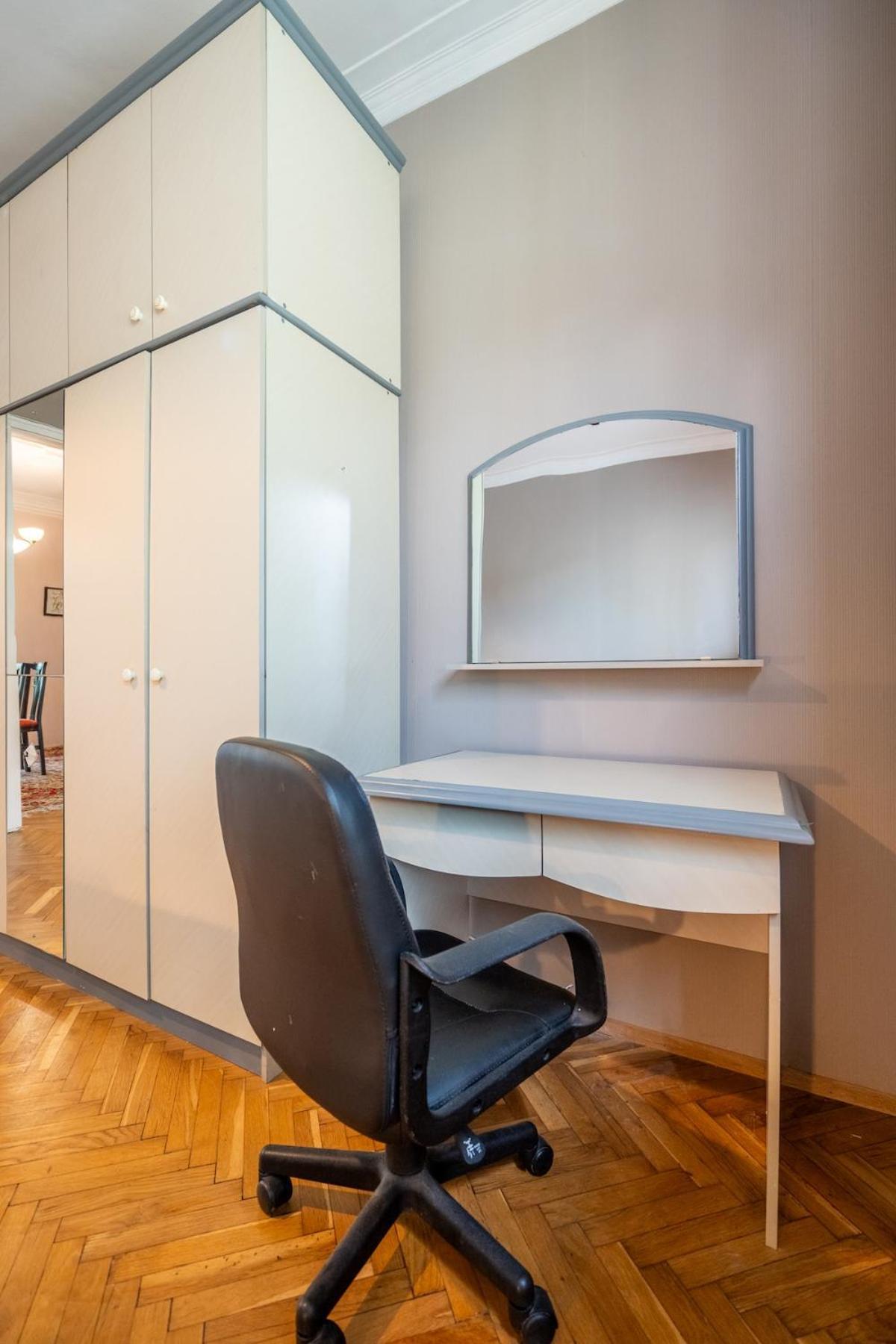 Charming 2bdr Heart Of Main Street Σόφια