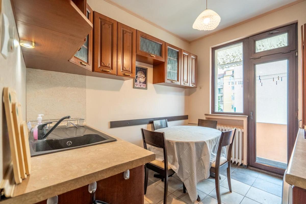 Charming 2bdr Heart Of Main Street * Σόφια